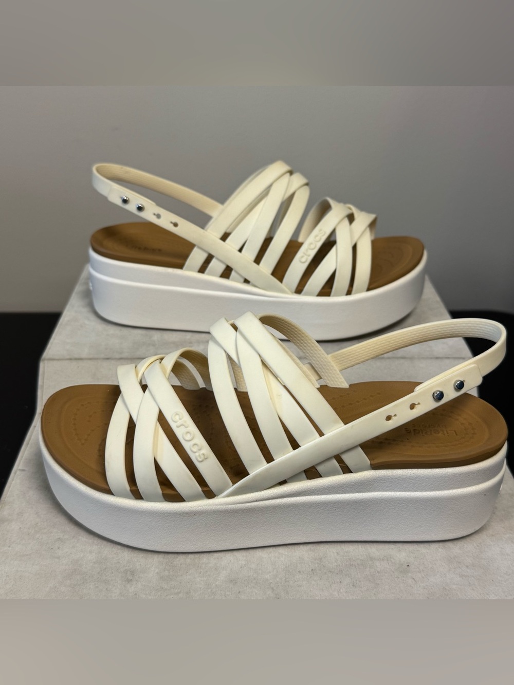 Crocs Women’s White Strappy Platform Sandal, size 6